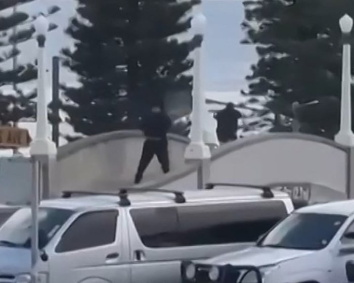 Padre e hijo utilizaron armas de fuego con licencia en el ataque terrorista de la playa de Bondi, alega la policía.