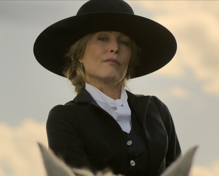 Recenzia The Abandons – Western-ul excesiv de serios al lui Gillian Anderson suferă de unele momente de scenariu discutabile.