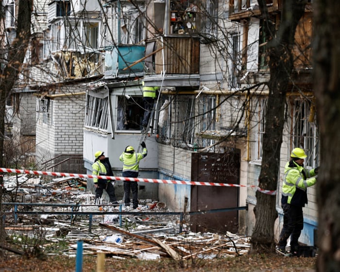 Orosz csapások három embert öltek meg, és Ukrajna egyes részeit áram nélkül hagyták fagyos időjárás közepette.