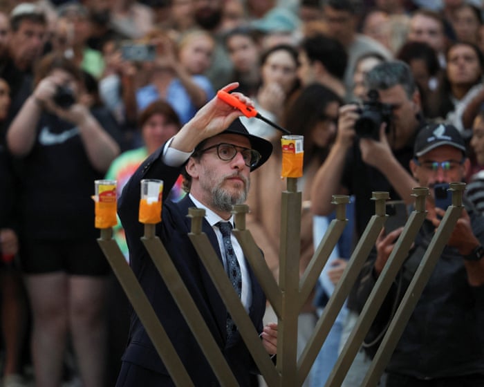 Velas estão sendo acesas por toda a Austrália enquanto a nação espera que a luz supere a escuridão.