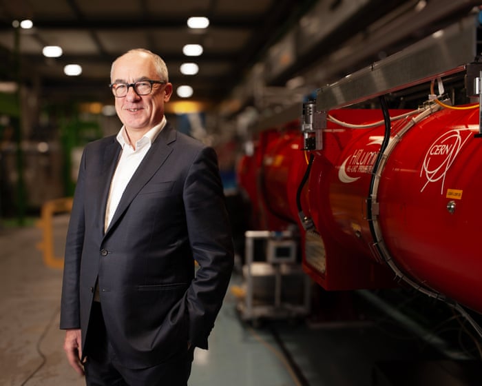 El hombre que se hace cargo del Gran Colisionador de Hadrones lo hace solo para cerrarlo.