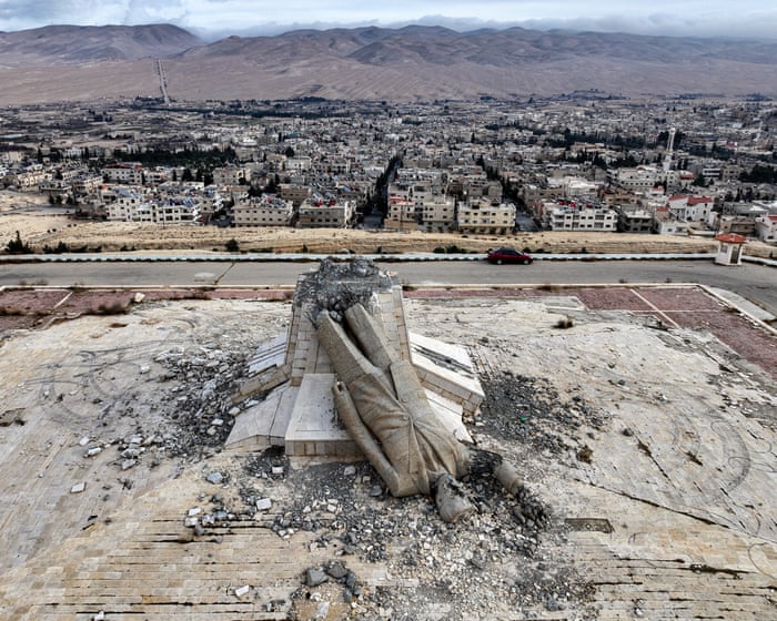 Un anno dopo la caduta di Assad, una Siria frammentata lotta per liberarsi dal ciclo della violenza.