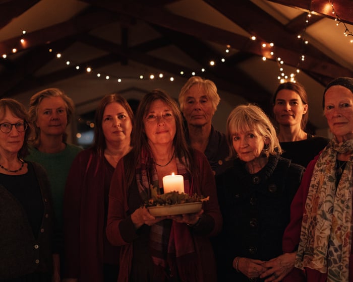 "Bojoval s dechem. Seděla jsem vedle něj a zpívala": sbor, který zpívá lidem v jejich posledních chvílích.