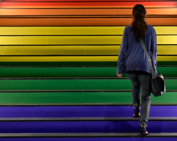 Les grandes entreprises réduisent leur soutien public aux événements de la Fierté.