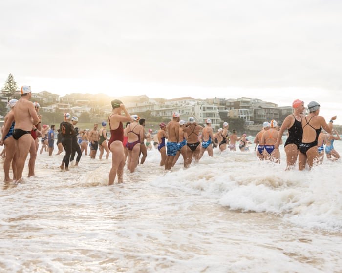 Plavba za jednotu na Bondi Beach, místě nejtemnějšího dne Sydney. Na souši však napětí roste.
