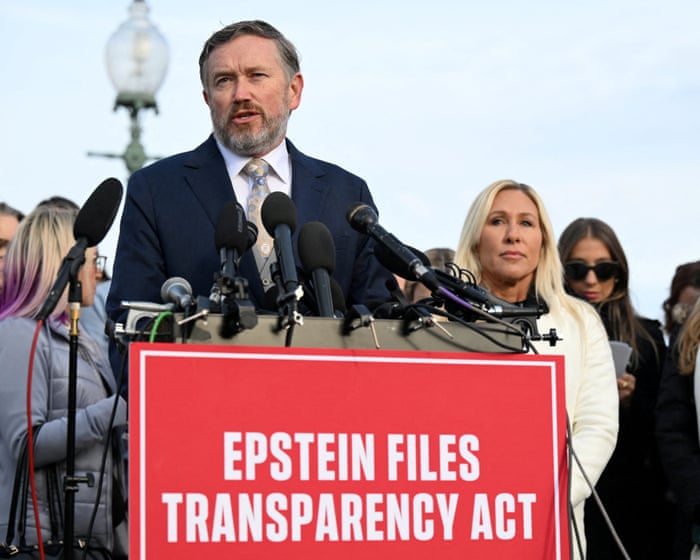 A republikánus, aki törvényjavaslatot nyújtott be az Epstein-dokumentumok nyilvánosságra hozatalára, válaszolt Donald Trump "aljas" sértésére.