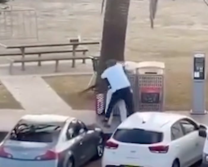 Tilskuer afvæbner formodet skydevåbenmand under masseskyderi på Bondi strand.