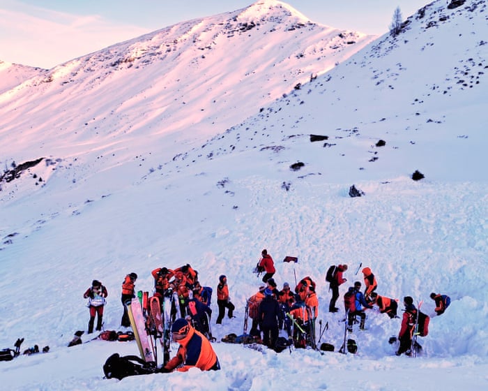 Lumivyöryt Itävallan Alpeilla ovat surmanneet kahdeksan ihmistä, mikä on saanut pelastusryhmät kehotuksissaan vaatimaan hiihtäjiä noudattamaan turvallisuusvaroituksia.