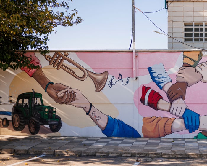 Espanja hyväksyy toimenpiteen, joka myöntää laillisen aseman 500 000 paperitonta maahanmuuttajaa.