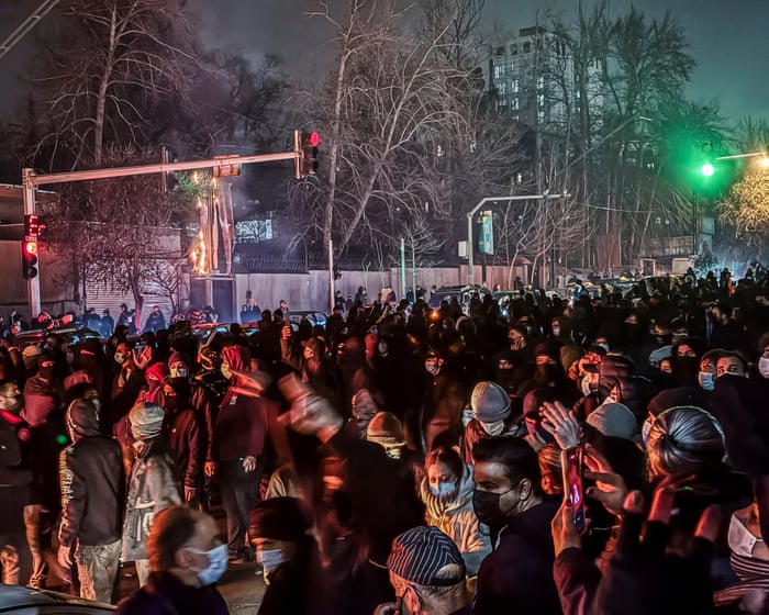Los manifestantes iraníes describen enfrentarse a una brutal represión policial mientras el gobierno intensifica su respuesta.
