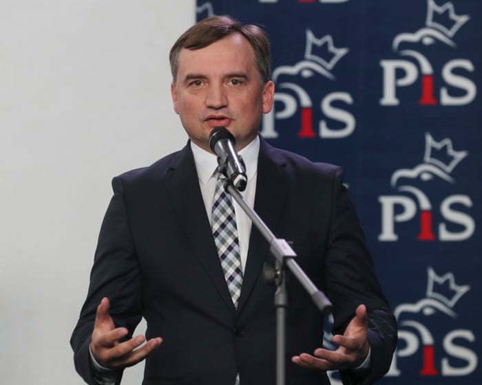 Hungría ha concedido asilo a un exministro polaco que está siendo investigado por presunto abuso de poder.