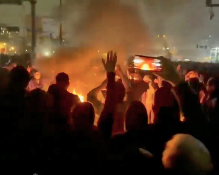 İran, ABD'nin olası müdahalesine ilişkin endişelerin arttığı bir dönemde hükümet baskısının şiddetlenmesiyle protesto organizatörlerini gözaltına aldı.