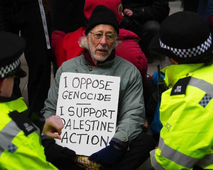 Σιγά σιγά, αλλά σταθερά, ένα κράτος μπορεί να καταπιέζει τον λαό του. Γιατί το Ηνωμένο Βασίλειο αρχίζει να μοιάζει με την Ουγγαρία του Βίκτορ Όρμπαν;