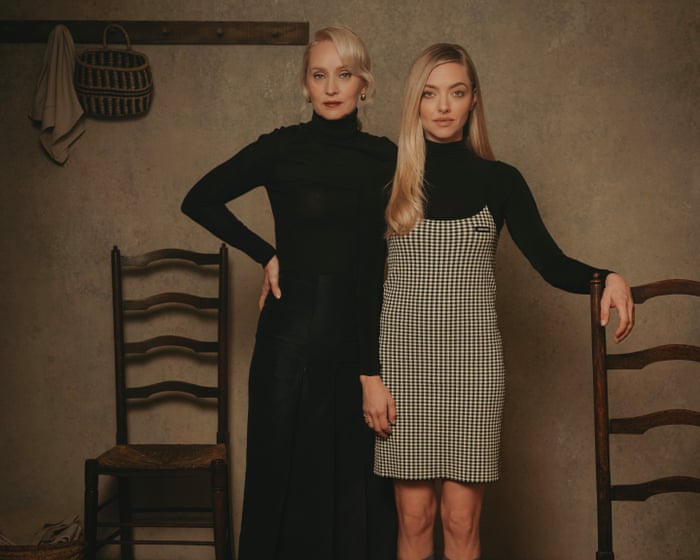 "Jeg kan forstå at blive bragt til knæ": Amanda Seyfried om besættelse, hengivenhed og den simple glæde ved sokker.