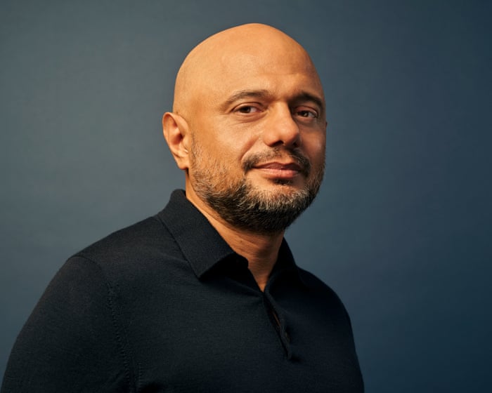 'Cela aurait pu être une chaussure ou un bâton' : Sajid Javid évoque les coups qu'il a reçus de son père, son implication dans la petite délinquance, et comment il a réussi à transformer sa
