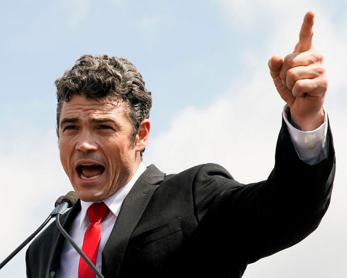 O ex-chefe de contraterrorismo dos EUA que renunciou diz não ter arrependimentos, apesar de temer possíveis retaliações.