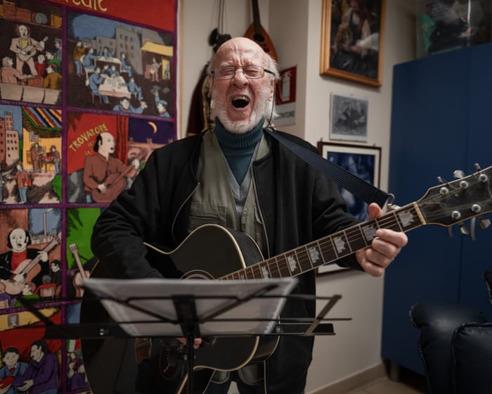 Singing the news: Italy's last 'cantastorie' – still performing in his 90s