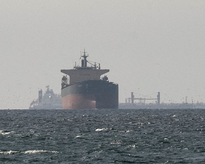 Analysts say a US-Iran ceasefire would not lead to a 'mass exodus' of ships through the Strait of Hormuz.