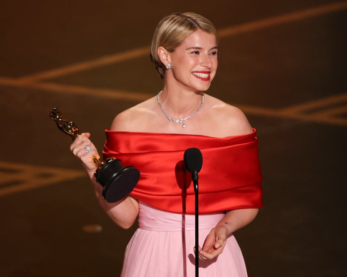 Proč nutíme celebrity, aby se omlouvaly za ty nejneškodnější věci?