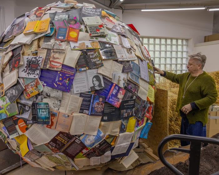 A campainha tocou às 5 da manhã. Seis homens mascarados estavam do lado de fora." O Belarus Free Theatre leva o terror do totalitarismo à Bienal de Veneza.