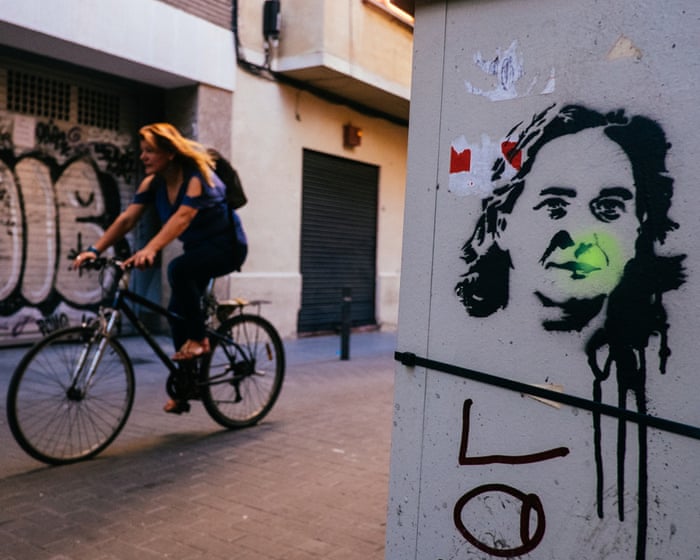 From Barcelona to Paris, cities flourish when women lead. It's all about sharing public space. | Melissa and Chris Bruntlett