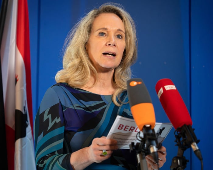 Il ministro della cultura di Berlino si è dimesso dopo aver gestito in modo inadeguato la distribuzione di fondi destinati a combattere l'antisemitismo.