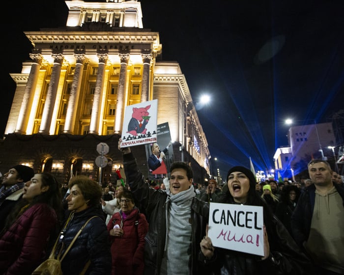 Bulgarien afholder valg, hvor den prorussiske tidligere præsident for øjeblikket fører i meningsmålingerne.
