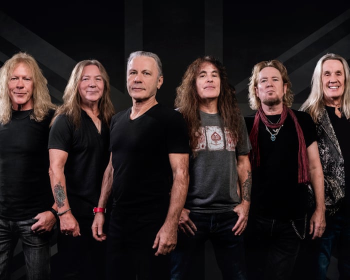 „Málem jsem skončil, abych se stal učitelem šermu“: Iron Maiden vzpomíná na 50 let heavy metalu, tvrdého života – a hrozných komunikačních dovedností.