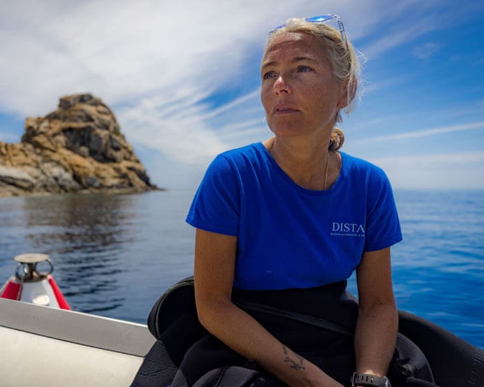 Divers in the Maldives have resumed searching for Italian scuba divers who drowned in a cave.