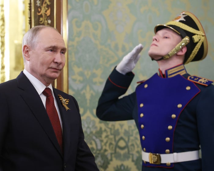 Putin har antydet, at krigen i Ukraine nærmer sig sin afslutning, men hans medarbejdere siger, at der stadig er en "lang vej" forude for at opnå fred.