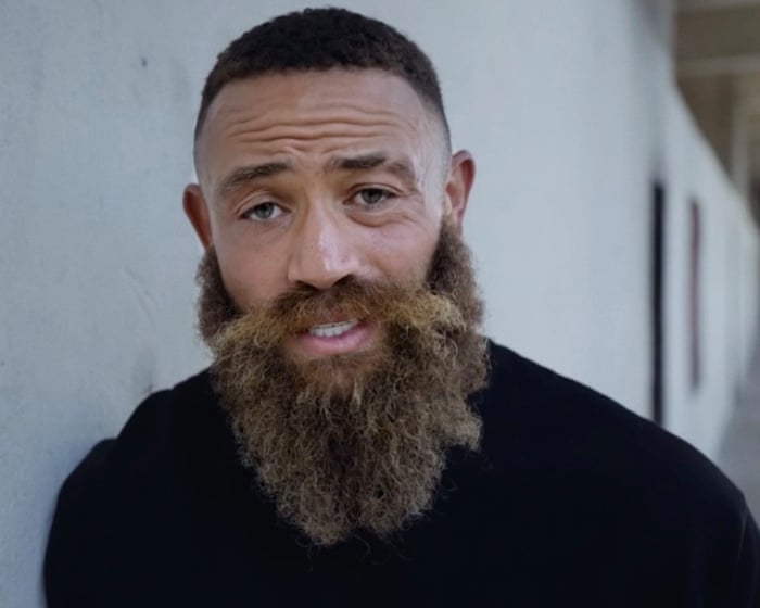 Il presentatore della BBC Ashley Cain ha chiamato le donne 'sgualdrine', 'puttane' e 'stronze'.