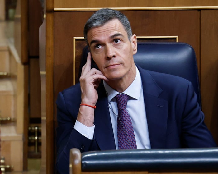 スペインの首相は厳しい一週間に直面しており、彼の妻と元首相の両方が裁判官の前に出頭するよう求められている。