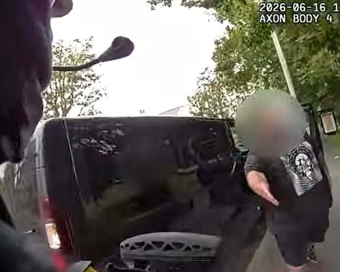 Dereva wa gari aina ya Kent van amesifiwa kwa kumpa mwendo afisa wa polisi mwenye silaha aliyekuwa akimkimbiza mtuhumiwa.