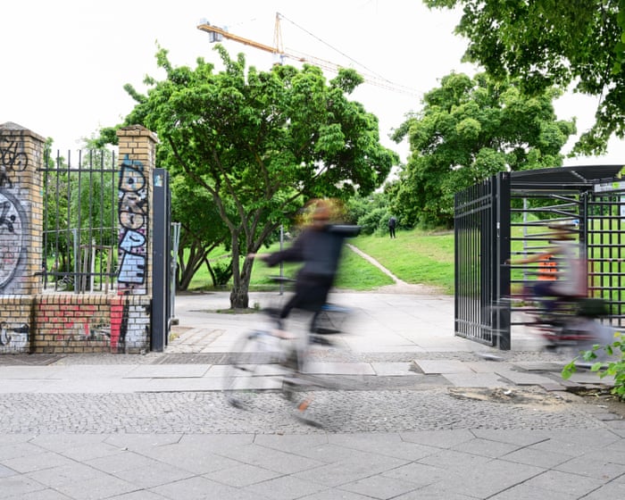 "Görli is our garden": Berliners are fighting to stop the mayor from locking their park at night.