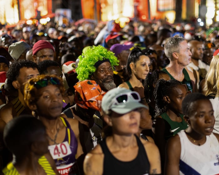 Schweiß, Tränen und Freundschaft erfüllten die Luft, als 20.000 Läufer den größten Ultramarathon der Welt in Angriff nahmen.