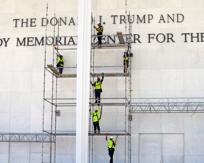 Työntekijät ovat poistaneet Trumpin nimen Kennedy Centeristä oikeuden päätösten jälkeen.