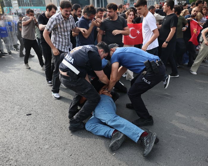 Turkiet skärper sina insatser mot det offentliga livet i takt med att Natotoppmötet i Ankara närmar sig.