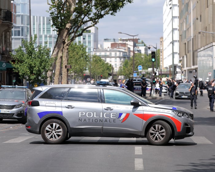 An off-duty police officer detained a man who attacked three women with knives in Paris.