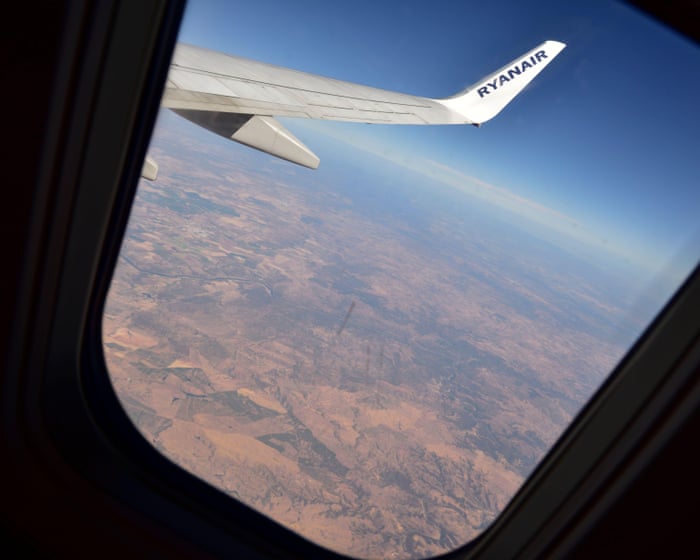 Cestující Ryanairu byl během letu málem vysát ven rozbitým oknem.
