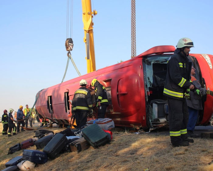 A bus carrying Polish pilgrims has crashed in Hungary, killing 12 people.