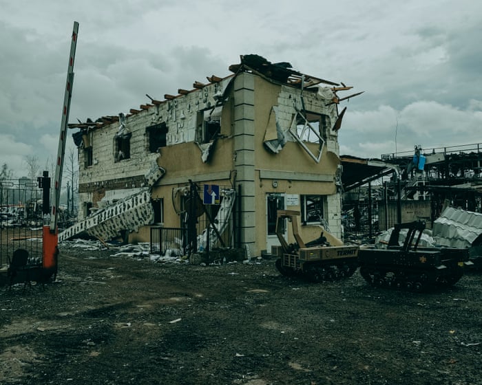 "Hepsi paramparça oldu": Ukraynalılar, köylerinin yakınında silah bulunduranlara öfkelerini yöneltiyor.