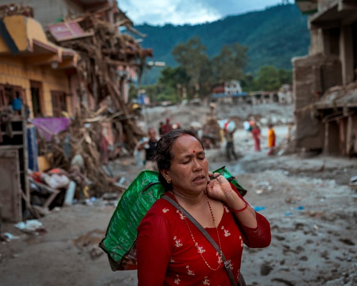 Le bilan des morts au Népal et au Tibet augmente, tandis que de nouvelles inquiétudes concernant les inondations grandissent et que les efforts se poursuivent pour secourir un groupe piégé dans un tunnel.