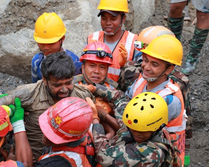 Wafanyakazi wawili walitolewa wakiwa hai kutoka kwenye handaki siku tisa baada ya mafuriko nchini Nepal na Tibet.