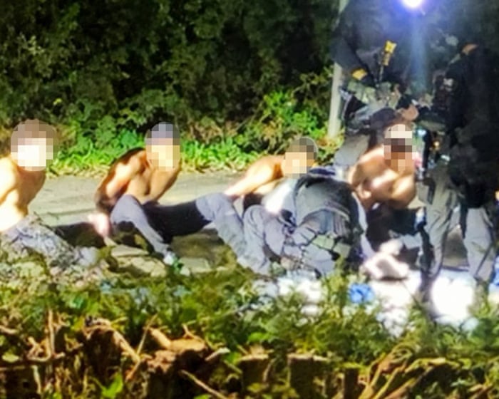 Policie uvádí, že pět mužů zatčených na základně RAF Fairford jsou všichni státní příslušníci Spojeného království z Londýna.