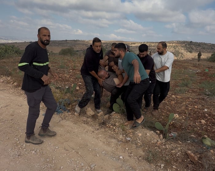 イスラエル国防軍の兵士が、ヨルダン川西岸での入植者との対峙中に、パレスチナ人の脚を撃つ様子が撮影された。