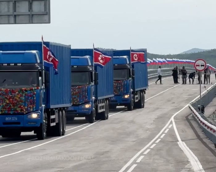 Η Ρωσία και η Βόρεια Κορέα έχουν ανοίξει την πρώτη τους οδική γέφυρα πάνω από τα κοινά τους σύνορα.