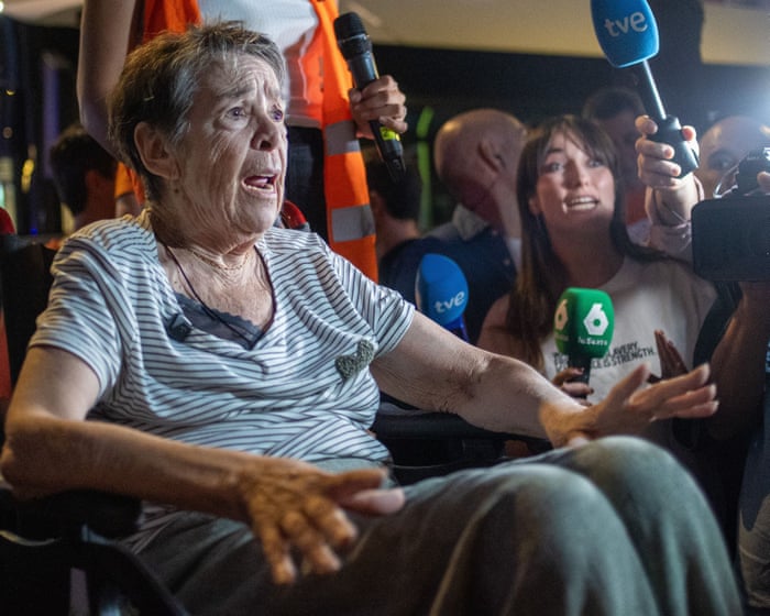 マドリードで87歳の障害のある女性が自宅から立ち退かされた際、警察は抗議者に催涙ガスを使用した。