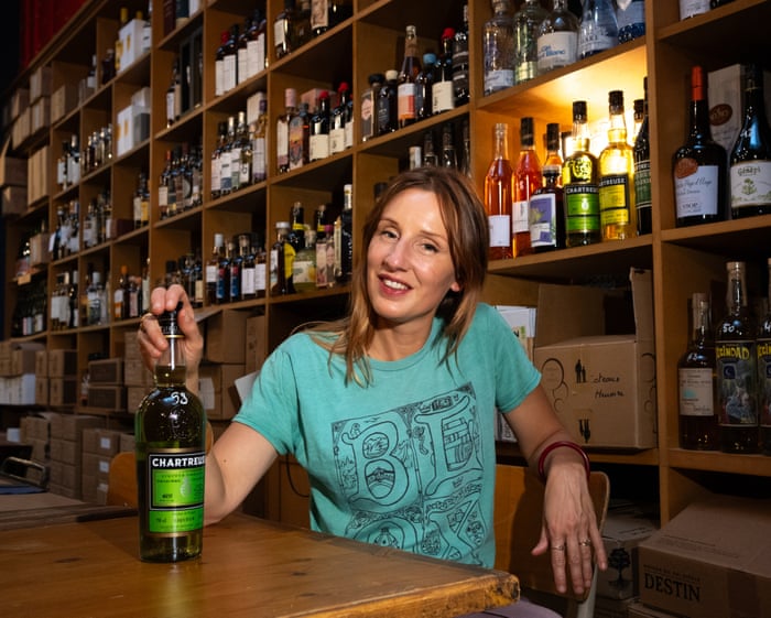 „Elixirul vieții lungi”: cum a devenit, în liniște, elusivul Chartreuse cea mai trendy băutură din jur