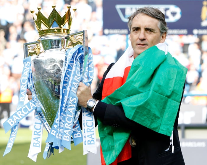 Mancini zmiňuje svou „dvojitou“ smlouvu s Manchester City a říká, že to „není můj problém“.