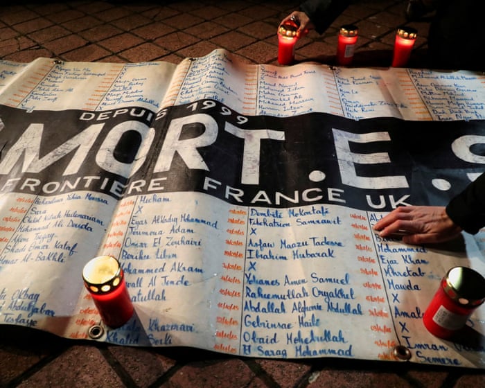 On dört adam, Manş Denizi'ni geçen en ölümcül küçük tekne geçişiyle bağlantılı olarak Paris'te yargılanacak.